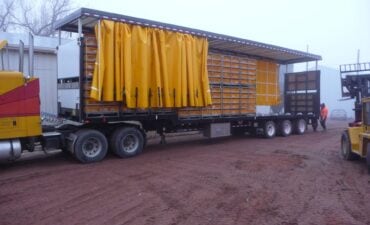 Coop Line Live Haul Trailer with Raising Roof and Roll Curtains